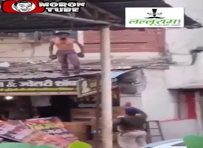 Video :A man uses bricks to assault cops after falling from a building